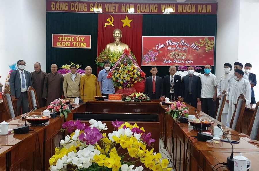 Đoàn đại biểu các tầng lớp Nhân dân tặng hoa, chúc mừng Tỉnh uỷ Kon Tum
