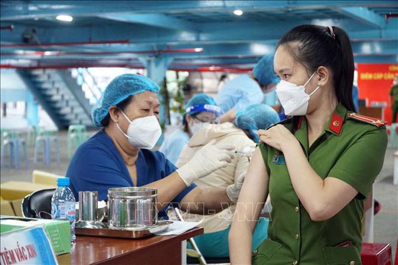 Tiêm vaccine phòng Covid-19 liều bổ sung và nhắc lại cho lực lượng tuyến đầu, tại TP Hồ Chí Minh.