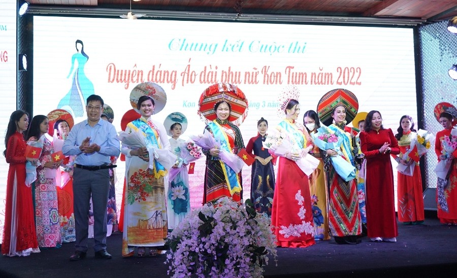 BTC trao giải cho các thí sinh đạt giải tại Vòng Chung kết Cuộc thi “Duyên dáng áo dài phụ nữ Kon Tum” năm 2022 (ảnh: baokontum.com.vn)