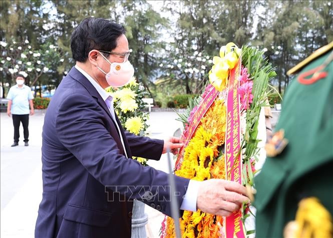 Thủ tướng Phạm Minh Chính dâng hương tại Khu tưởng niệm các chiến sĩ Gạc Ma. Ảnh: Dương Giang/TTXVN