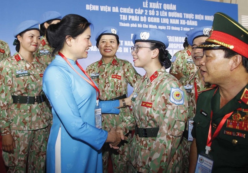 Chủ tịch Hội Liên hiệp Phụ nữ Việt Nam Hà Thị Nga thăm hỏi, động viên các nữ cán bộ, chiến sĩ Bệnh viện dã chiến cấp 2 số 3 trước khi lên đường làm nhiệm vụ tại Phái bộ Liên hợp quốc ở Bentiu, ngày 21/4/2021. (Nguồn: TTXVN)