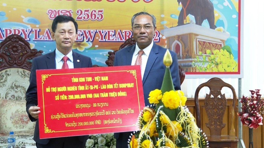 Đồng chí Bí thư Tỉnh ủy Dương Văn Trang đã thay mặt Đảng bộ, chính quyền và nhân dân tỉnh Kon Tum hỗ trợ nhân dân tỉnh Attapư 200 triệu đồng nhân dịp Tết cổ truyền Bun-pi-may. Ảnh: TVT
