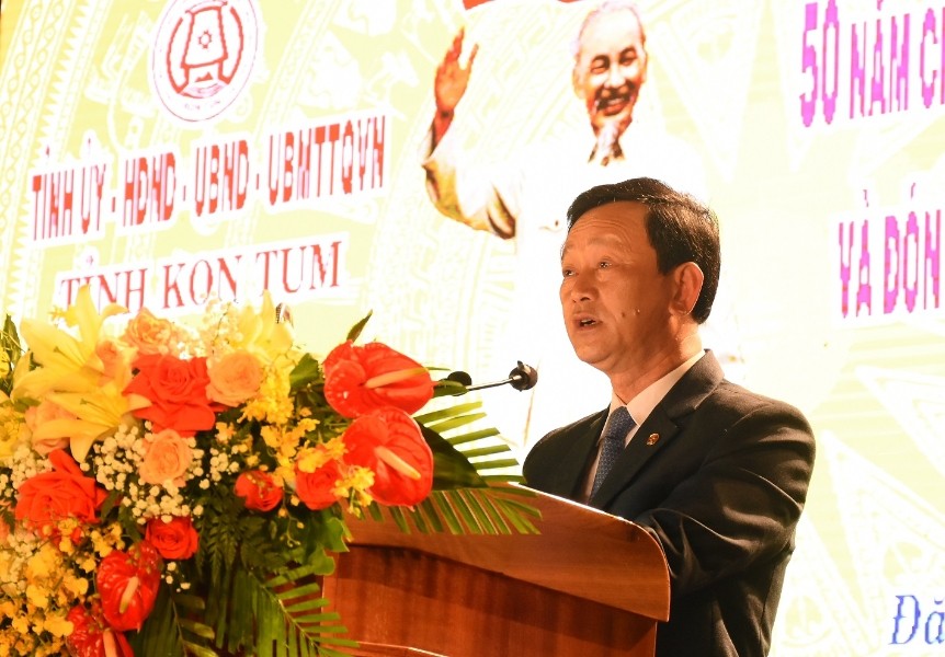 Đồng chí Bí thư Tỉnh ủy, Chủ tịch HĐND tỉnh Dương Văn Trang đọc diễn văn ôn lại những chiến công hào hùng của quân và dân ta trong Chiến dịch Đăk Tô - Tân Cảnh. Ảnh: HT