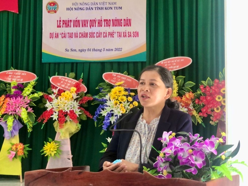 Bà Ksor H’Tư - Phó Chủ tịch Hội Nông dân tỉnh, Phó Ban điều hành Quỹ hỗ trợ nông dân tỉnh Kon Tum phát biểu tại buổi lễ