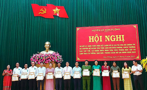Thường trực Huyện ủy và Ủy ban nhân dân huyện tặng Thư khen và Giấy khen cho tập thể, cá nhân có thành tích xuất sắc trong học tập và làm theo tư tưởng, đạo đức, phong cách Hồ Chí Minh năm 2022