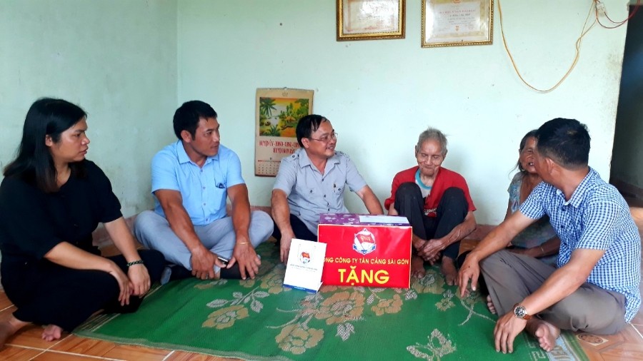 Đồng chí Lê Quang Thới (thứ 3 từ trái qua) thăm hỏi, tặng quà gia đình ông A Hlâu (xã Đăk Pne, huyện Kon Rẫy).