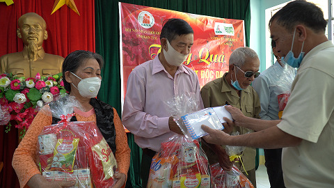 Tặng quà cho các nạn nhân da cam tại huyện Đăk Hà