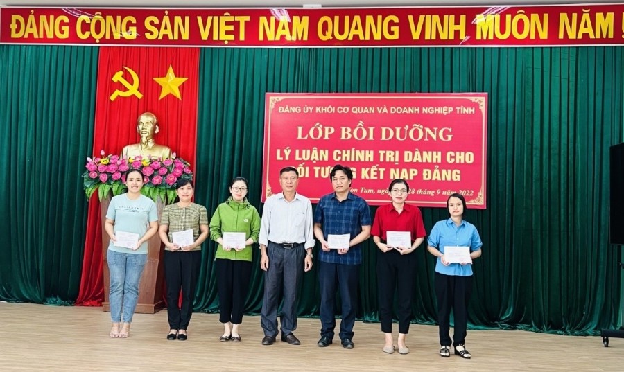Đồng chí Nguyễn Xuân Hơn, Phó Bí thư Đảng ủy Khối trao Giấy chứng nhận cho học viên