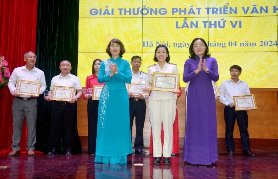 Trao tặng Giải thưởng đối với đồng chí Đại úy Hồ Thị Khánh Vi, Phòng Tham mưu, Công an tỉnh Kon Tum.